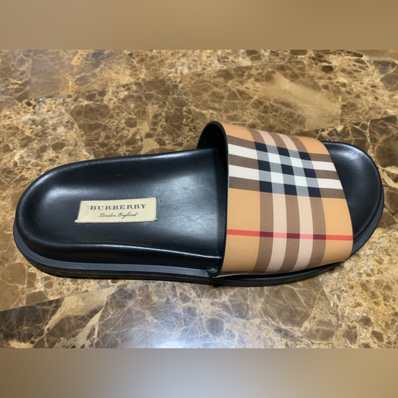 Burberry Women's ASHMORE Check PVC Slide Sandals
Size US 7. - Picture 6 of 7